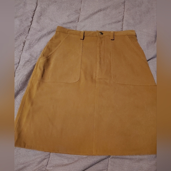 CRAZY HORSE A LIZ CLAIBORNE WOMENS SKIRT SIZE 8 Tan Suede Feel - Picture 1 of 11